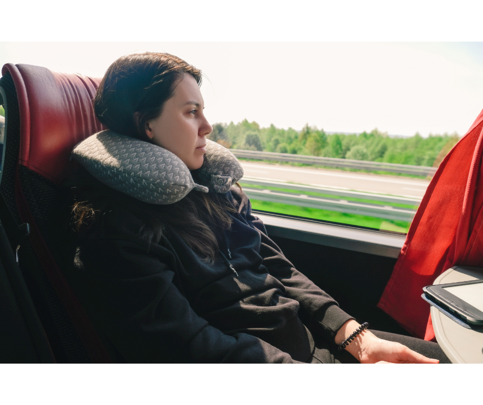 Como se preparar para uma viagem longa de ônibus | Foto de uma mulher fazendo viagem de ônibus