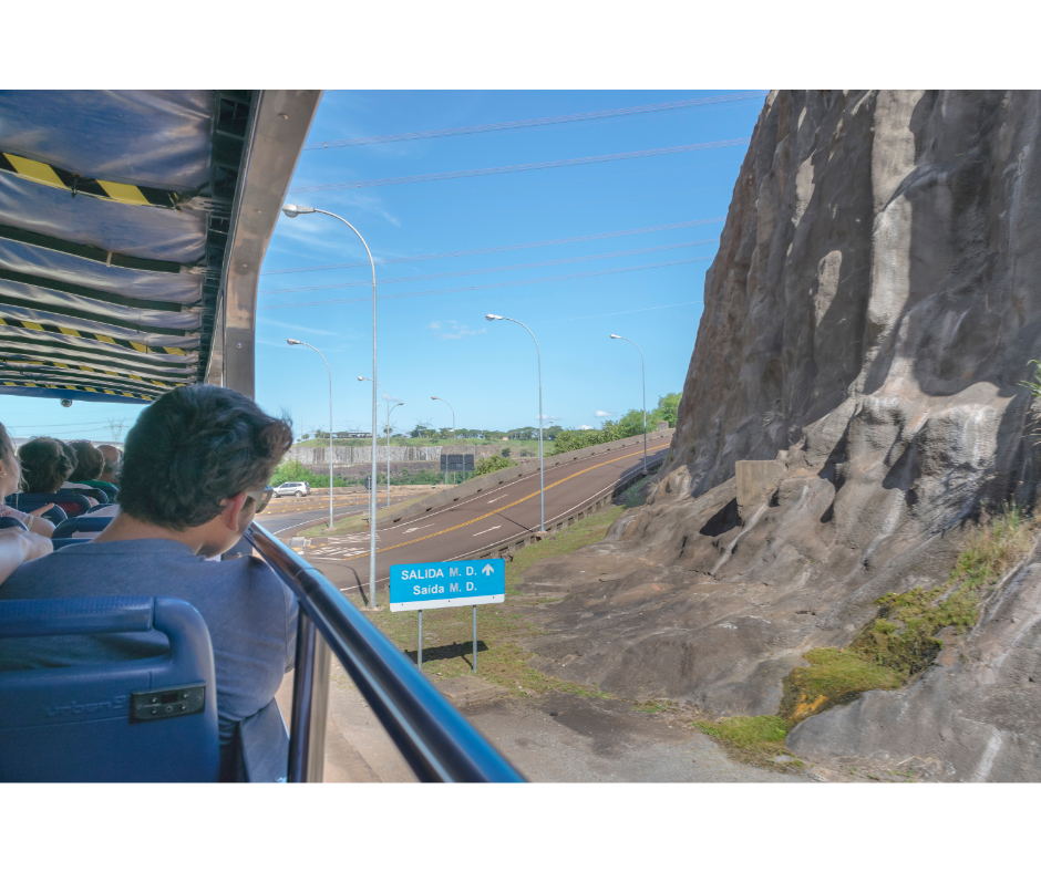 Descobrindo novas culturas através das viagens de ônibus | Foto da estrada tirada da janela do ônibus