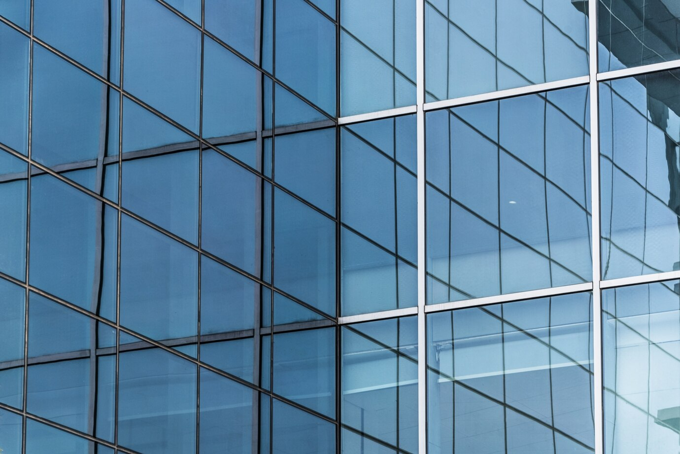 Pele de vidro: como transformar fachadas de edifícios e residências